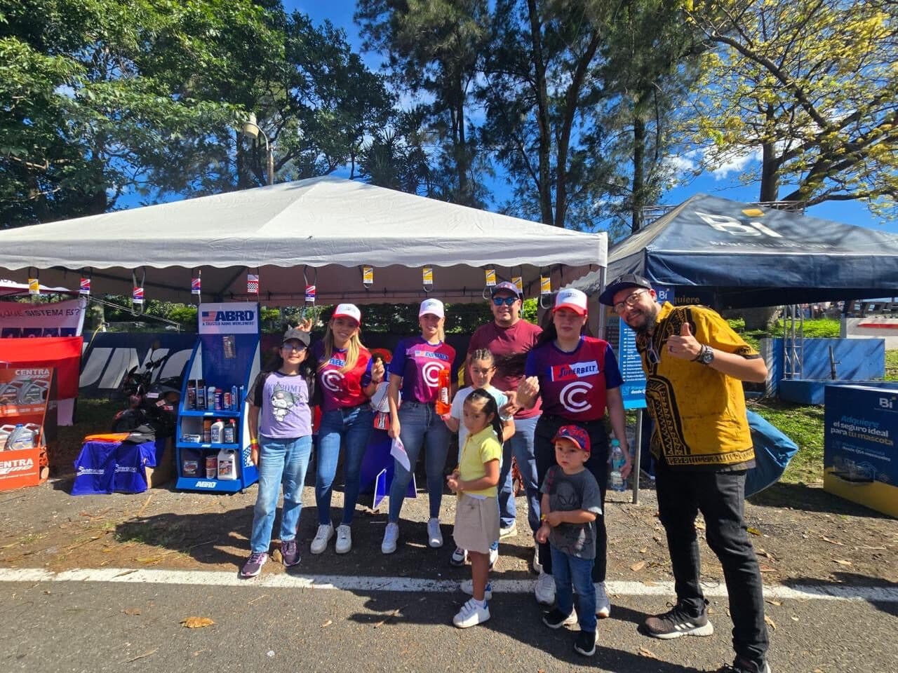 Familias visitando un stand de activación de marca en una feria al aire libre