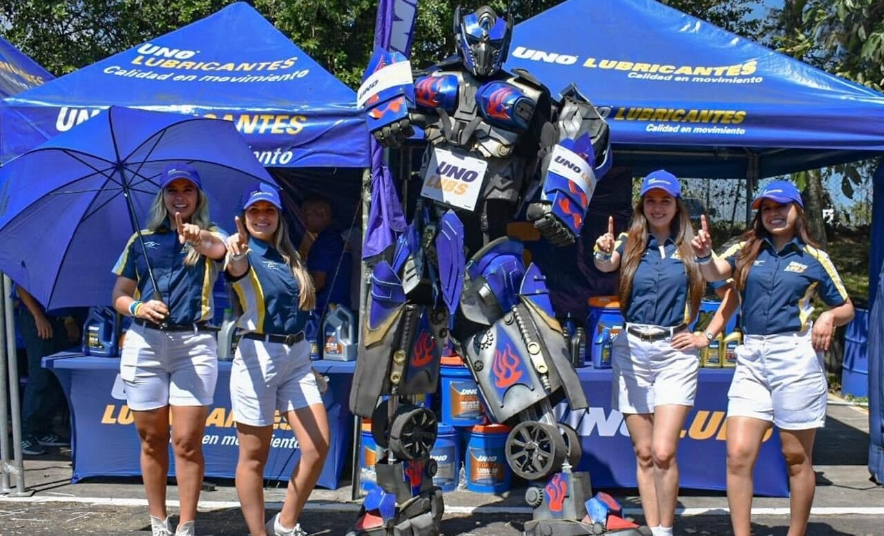 Activación BTL con robot gigante y equipo de promotoras de Uno Lubricantes