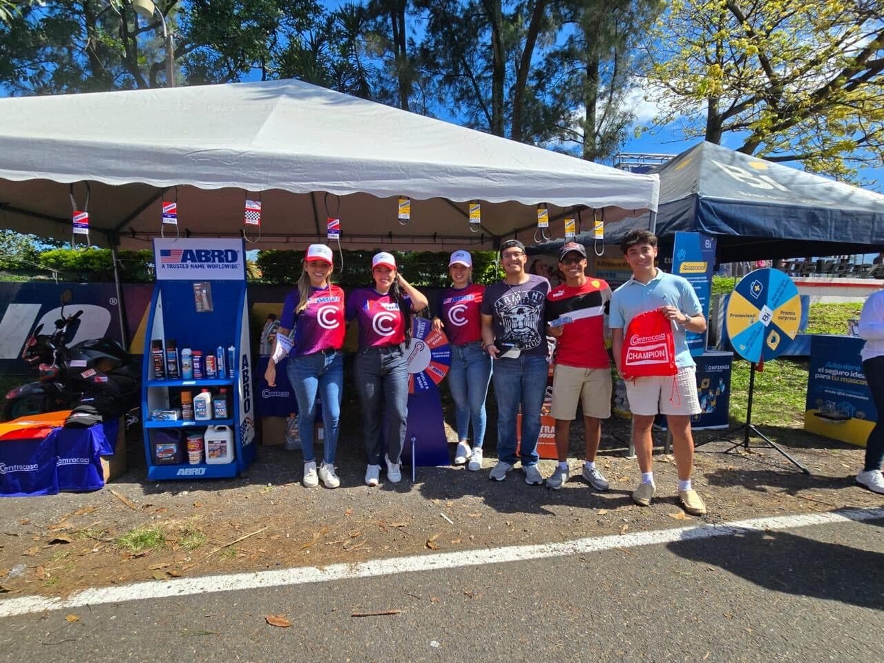 Equipo completo de activación con asistentes en un stand de marca